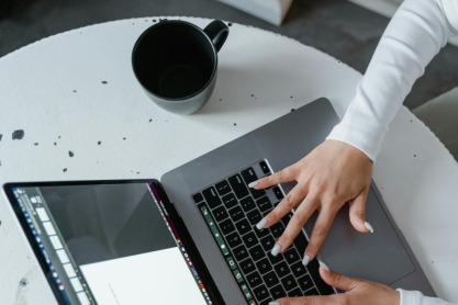 Πώς να κάνεις digital declutter και να πάρεις πίσω τον έλεγχο της καθημερινότητάς σου