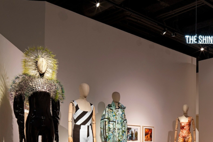 Πώς λειτουργεί η μόδα ως μέσο επικοινωνίας; Η νέα έκθεση που ρίχνει «φως» στους αφανείς ήρωες, τους στιλίστες 