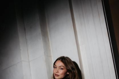 To preppy style στα καλύτερά του: H Τζίτζι Χαντίντ φόρεσε το κομμάτι που θα απογειώσει κάθε ανοιξιάτικο look