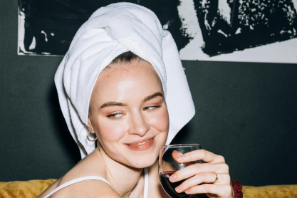 Ας βάλω ένα ποτό να χαλαρώσω»: Μήπως η βραδινή σου συνήθεια κρύβει κάτι άλλο;