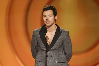 Είναι οι μπαλαρίνες ένα item που μπορούν να φορέσουν οι άνδρες; Ο Χάρι Στάιλς και ο Bad Bunny πάντως τις έχουν βολευτεί