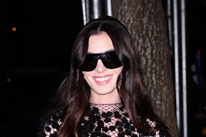 Η Αν Χάθαγουεϊ υιοθέτησε την naked dress αισθητική με ένα φόρεμα όλο μαύρη δαντέλα