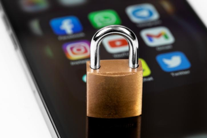 Social media και ανήλικοι: Τα νέα όρια της Ελλάδας, η ευρωπαϊκή συζήτηση και τα παραδείγματα άλλων χωρών