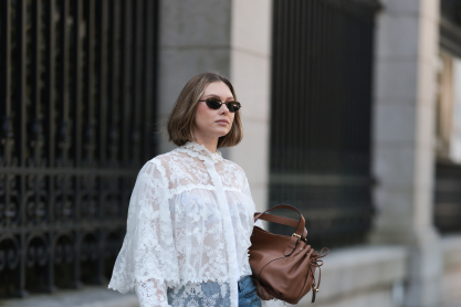 Αυτό είναι το τζιν που φορούν όλα τα It Girls και δίνουν μια ρομαντική νότα και στο πιο απλό σύνολο