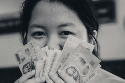 Γυναίκα στην Κίνα πέταξε 162 χιλιάδες δολάρια από το παράθυρο, επειδή τσακώθηκε με τον άνδρα της. Respect