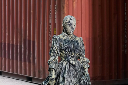 Ο οίκος Maison Margiela μεταμόρφωσε ένα τεράστιο ναυπηγείο σε λαβύρινθο από κοντέινερ - Το πρώτο show του οίκου στη Σαγκάη