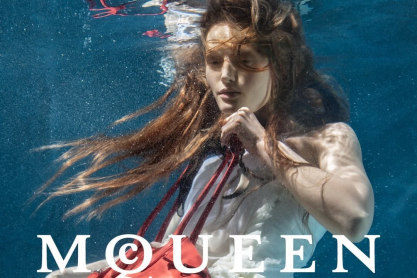 Για τη νέα του καμπάνια του ο McQueen βούτηξε σε καταγάλανα νερά και το αποτέλεσμα μοιάζει με απόκοσμο υδάτινο τοπίο