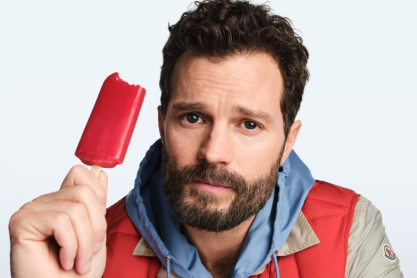 H νέα καμπάνια του οίκου Moncler με πρωταγωνιστή τον Τζέιμι Ντόρναν είναι γεμάτη χρώμα και παιχνιδιάρικη καλοκαιρινή διάθεση