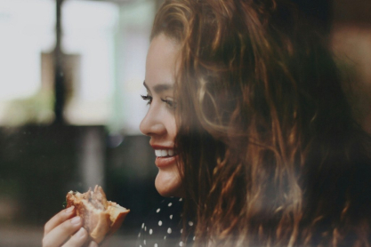 Τρως μετά τις 7 μ.μ.; Όλη η αλήθεια για τη βραδινή διατροφή