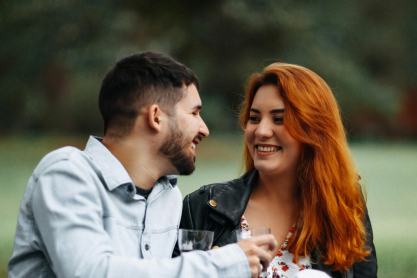 Η επιστροφή των old school ραντεβού: γιατί κουραστήκαμε από τα apps