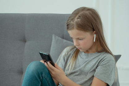 Μπορείς να εξασφαλίσεις ότι το παιδί σου δεν θα κολλήσει στις οθόνες, αν κάνεις αυτό, πριν γίνει τριών