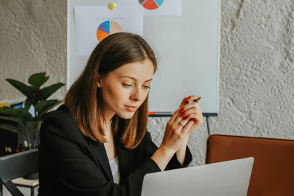 People-pleasing στο χώρο εργασίας: Πώς σε κρατάει πίσω