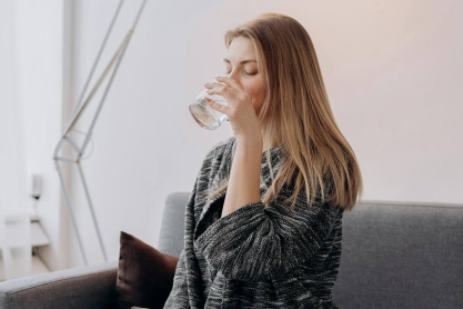 Πίνετε νερό όταν τρώτε; Δείτε πώς επηρεάζει την πέψη σας