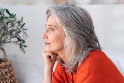 «Ομίχλη εγκεφάλου» μετά τα 50: Πώς να καταλάβετε αν είναι αθώα ή κάτι πιο σοβαρό