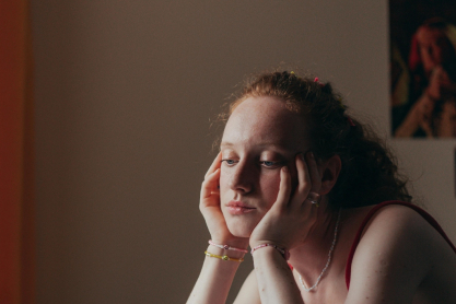 Πώς η οικονομική ανασφάλεια διαμορφώνει την ψυχολογία της Gen Z