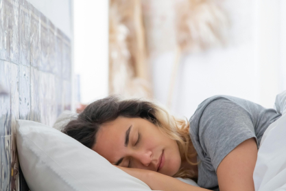 Κοιμάσαι ανάσκελα, μπρούμυτα ή στο πλάι; Τι λέει η επιστήμη για την προσωπικότητά σου