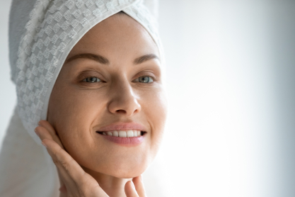 Αντιγήρανση προσώπου: Τα μυστικά ομορφιάς για λεία επιδερμίδα και φωτεινό βλέμμα