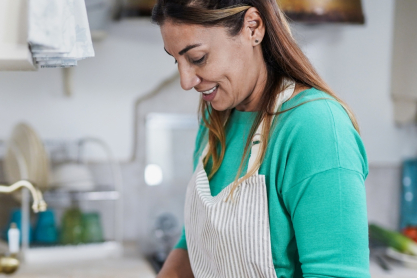 Αφράτο παραδοσιακό τσουρέκι: Το μυστικό για ασυναγώνιστη, πλούσια υφή που απογειώνει το πασχαλινό τραπέζι