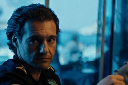 Θάνος Τοκάκης στο JennyGr: «Ο σύγχρονος άνθρωπος δεν θέλει να κοιτάζει τον εαυτό του στον καθρέφτη, τον ενοχλεί πολύ»