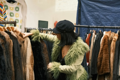 Online thrifting: Πώς να πουλήσεις σωστά τα ρούχα σου
