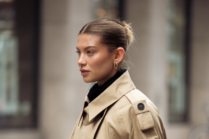 Cropped trench coats: 10 looks για να εμπνευστείς και να φορέσεις το πανωφόρι που κάνει θραύση αυτή την εποχή