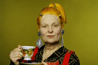 Μια νέα έκθεση για τη Βίβιαν Γουέστγουντ παρουσιάζει την εμβληματική σχεδιάστρια μέσα από τα μάτια φανατικού θαυμαστή της