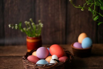 Βάψτε τα πασχαλινά αυγά με υλικά που έχετε ήδη στην κουζίνα – το αποτέλεσμα θα σας εκπλήξει