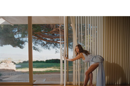 Η νέα καμπάνια του οίκου Saint Laurent, με τίτλο «Tangerine Temptation» έχει κινηματογραφική αισθητική και '80s νοσταλγία