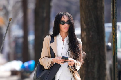 Η Ζόι Κράβιτζ φόρεσε την πιο στιλάτη και άνετη εναλλακτική των κλασικών loafers και ξέρουμε πώς θα αντιγράψεις το στιλ της