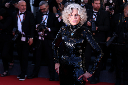 Για πάντα icon: Η Τζέιν Φόντα στα 88 της με λαμπερή Gucci δημιουργία στο κόκκινο χαλί των Καννών