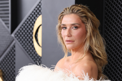 Η Kesha επαναπροσδιορίζει τα πρότυπα ομορφιάς στη ζωή της: “Να είσαι σέξι αλλά όχι ψεύτικη”
