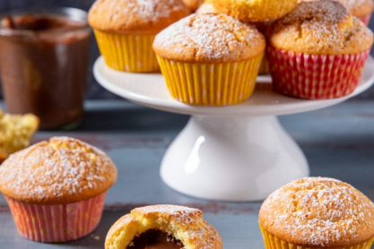 Τα πιο αφράτα muffins με κρυμμένη σοκολατένια έκπληξη