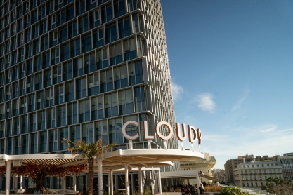 Nice n Easy Piraeus Tower: Ένας σύγχρονος προορισμός για γάμους και βαπτίσεις με θέα το λιμάνι