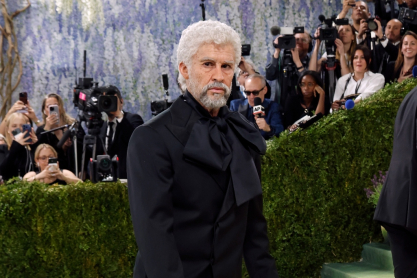 Αγνώριστος ο Bad Bunny στο Met Gala 2026 - Εμφανίστηκε μισό αιώνα μεγαλύτερος, “αγκαλιάζοντας” το πέρασμα του χρόνου