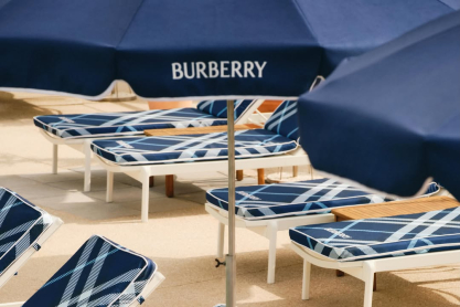 Η Burberry φέρνει τη βρετανική φινέτσα στη Γαλλική Ριβιέρα και στο ιστορικό Hôtel Belles Rives- Το καλοκαίρι «ντύνεται» στα μπλε