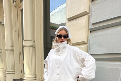 3 τάσεις σε 1 look: H Έλσα Χοσκ φόρεσε τα must have item της σεζόν