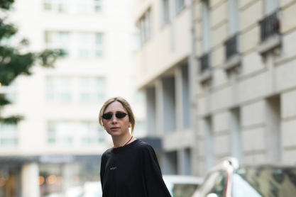 1 μαύρο t-shirt, 7 διαφορετικά looks – Πώς με ένα basic θα δημιουργήσειες αμέτρητους συνδυασμούς 