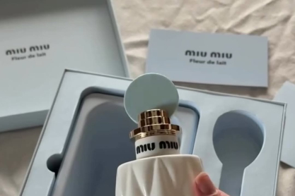 Η Miu Miu κυκλοφόρησε ένα άρωμα με νότες μάνγκο και γάλα καρύδας μέσα σε συσκευασία «παγωτού»