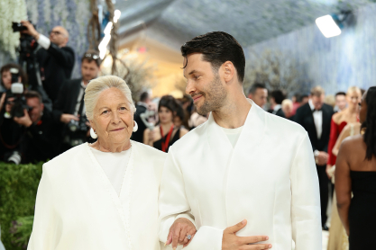 Ο Σιμόν Πορτ Ζακεμούς πήγε στο Met Gala με τη γιαγιά του και έχουμε την πιο cute στιγμή της βραδιάς