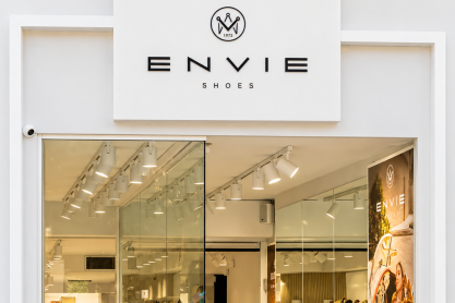 Feeling blue? Αυτά τα σχέδια από την νέα συλλογή Envie Shoes στο πιο αισιόδοξο χρώμα του καλοκαιριού θα σου φτιάξουν διάθεση και στυλ
