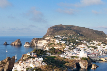 Το υποτιμημένο νησί της Ιταλίας με τα τιρκουάζ νερά και τις εντυπωσιακές σπηλιές