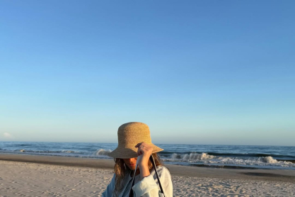 Boat Bag: Η τσάντα των ’90s επιστρέφει και γίνεται το απόλυτο αξεσουάρ της σεζόν