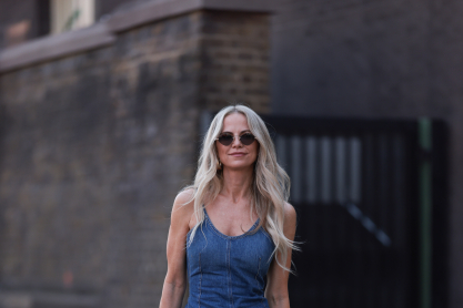 Denim φόρεμα: Τα παπούτσια που θα απογειώσουν το σύνολό σου και θα πάνε την άνεση σε άλλο level