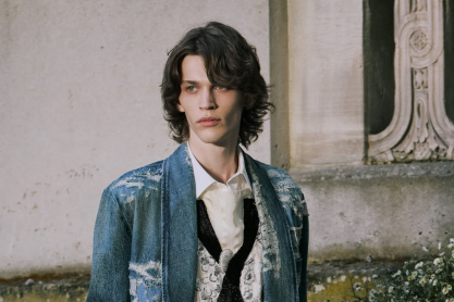 Dior Men's SS 2027: Ο Τζόναθαν Άντερσον «πάντρεψε» την αριστοκρατική παράδοση και τη σύγχρονη rave κουλτούρα