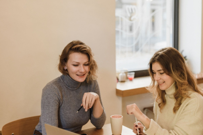Η Gen Z κερδίζει περισσότερα χρήματα συγκριτικά με τους millennials στην ίδια ηλικία, σύμφωνα με νέα μελέτη
