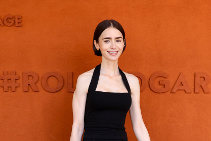 Η Λίλι Κόλινς απογείωσε το total black look και ξέρουμε πώς θα το φορέσεις όπως εκείνη