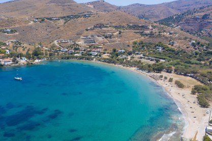 10 παραλίες ιδανικές για οικογένειες σε 10 νησιά των Κυκλάδων
