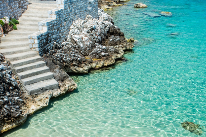 Μοιάζουν με νησί, αλλά δεν είναι: 5 παραθαλάσσιοι προορισμοί για αποδράσεις express από την Αθήνα