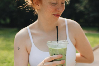 4 τρόποι με τους οποίους το matcha μπορεί να επηρεάσει την υγεία σου αν το παρακάνεις