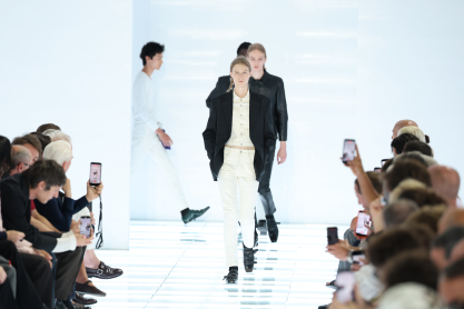 Prada Men's Spring 2027: &Eta; &nu;έ&alpha; &sigma;&upsilon;&lambda;&lambda;&omicron;&gamma;ή &phi;έ&rho;&nu;&epsilon;&iota; '00s vibes &kappa;&alpha;&iota; &delta;&epsilon;&nu; &mu;&omicron;&iota;ά&zeta;&epsilon;&iota; &kappa;&alpha;&theta;ό&lambda;&omicron;&upsilon; &xi;&epsilon;&pi;&epsilon;&rho;&alpha;&sigma;&mu;έ&nu;&eta;